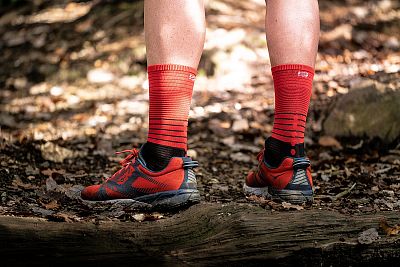 Compressport Mid Compression Socks black/red běžecké ponožky