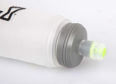 inov-8-ultra-flask-05-tube-clearblack-cira-s-cernou uzávěr