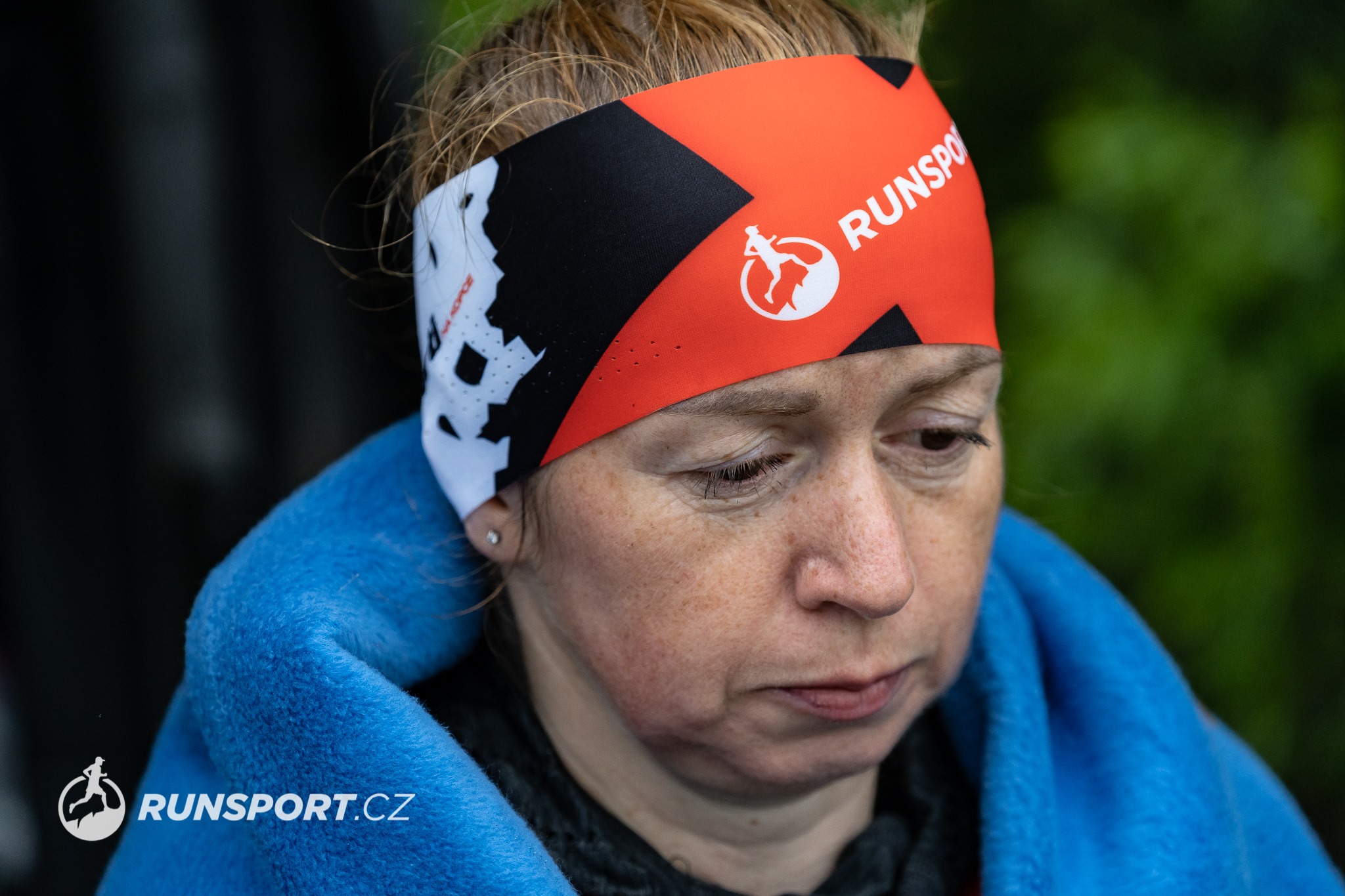 Prominentní vrcholy Lužických hor - zmrzlá Petra Burešová s čelenkou Runsport.cz - Experti na kopce