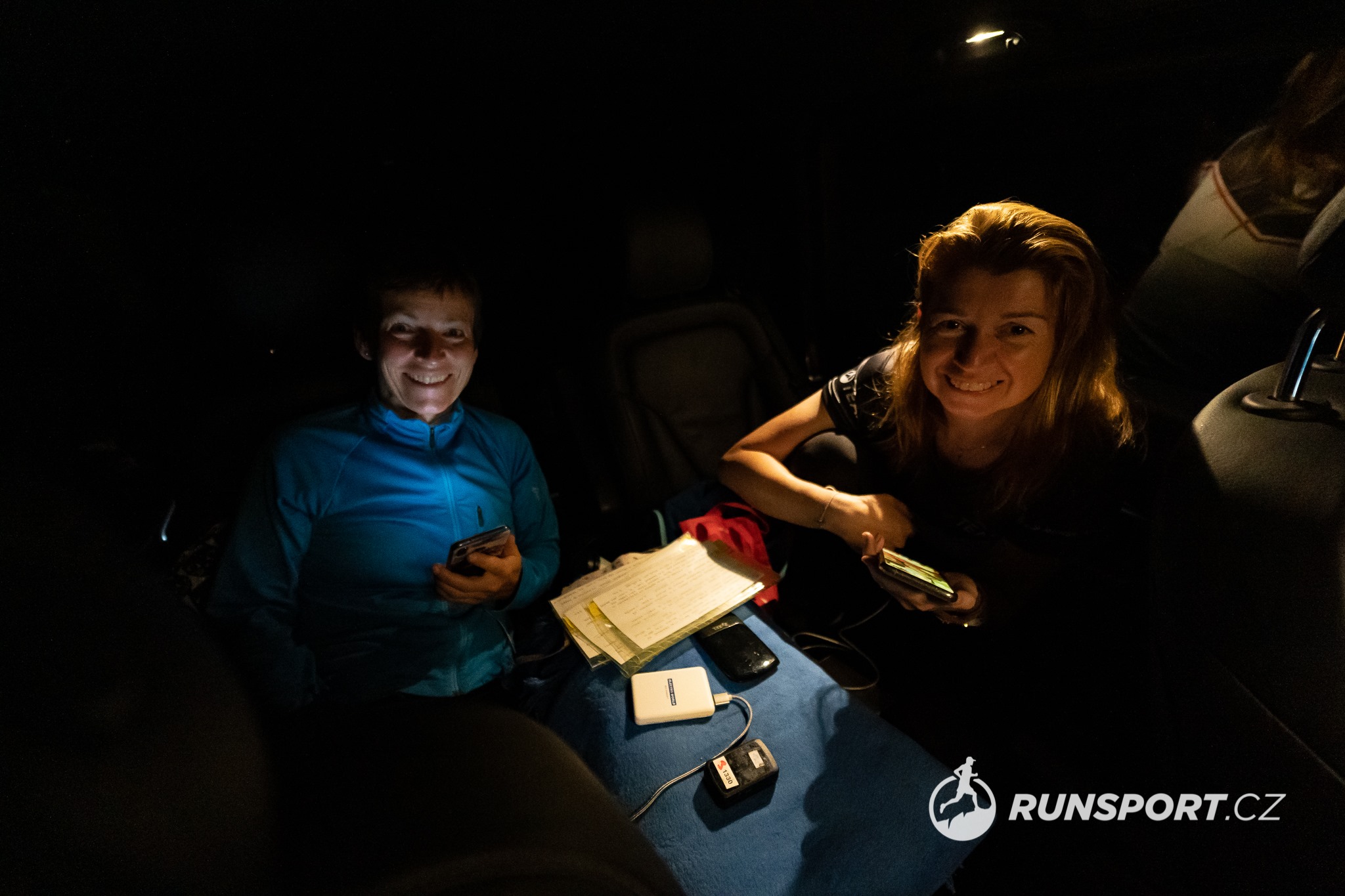 Prominentní vrcholy Lužických hor - holky plánují v autě trasu