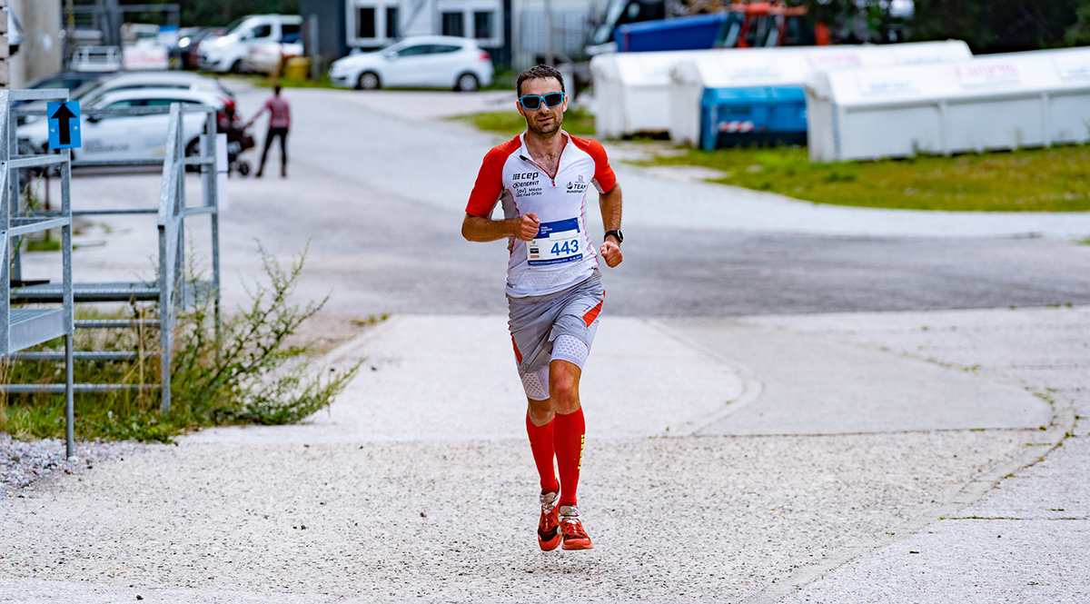 Radek Hübl v cíli Krkonošského půlmaratonu ve Špindlerově Mlýně