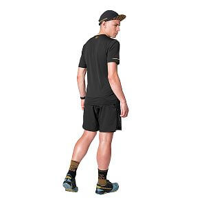 71642-0910 Dynafit Alpine Pro 2/1 Shorts M black out zadní pohled na postavě