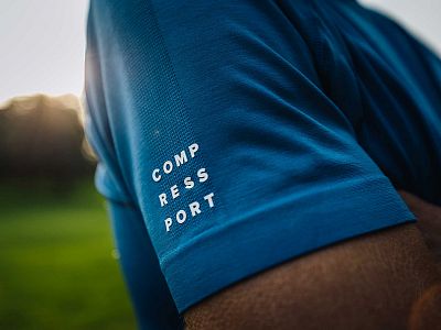 AM00014B_512-Compressport-Training-SS-Tshirt-blue-lolite-sleeve