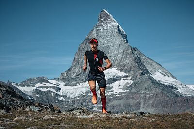 AM00122B_990-Compressport-Trail-Postural-SS-Top-M-black-front-runner-matterhorn