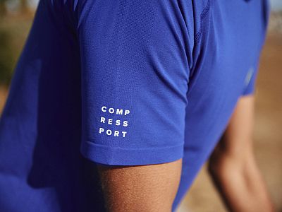 AM00157B_535-Compressport-Training-SS-Tshirt-sodalite-primrose-sleeve