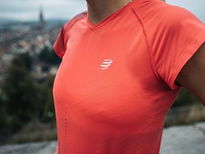 AW00094B_401-Compressport-Performance-SS-Tshirt-W-coral-breast