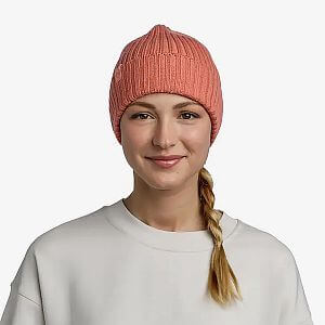 Buff Knitted Beanie norval crimson detail na postavě