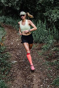 Compressport FeelFree Seamless Bra shadow lime dámská sportovní podprsenka vhodná na trailový běh i turistiku