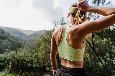 Compressport FeelFree Seamless Bra shadow lime dámská sportovní podprsenka vhodná na trailový běh i turistiku