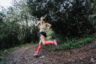 Compressport FeelFree Seamless Bra shadow lime dámská sportovní podprsenka vhodná na trailový běh i turistiku