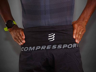 Compressport Free Belt flash black přední strana na postavě