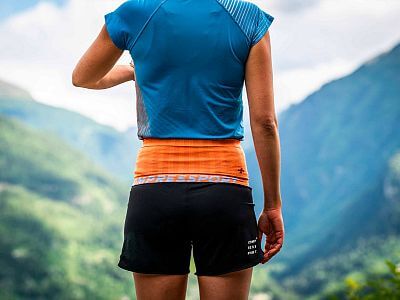 Compressport Free Belt pacific blue/papaya zadní pohled na postavě