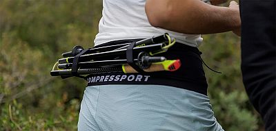 Compressport Free Belt Pro 2.0 black/white běžecký opasek s kapsami a úchyty na hole a startovní číslo