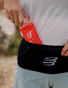 Compressport Free Belt Pro 2.0 black/white běžecký opasek s kapsami a úchyty na hole a startovní číslo