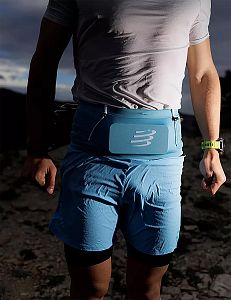 Compressport Free Belt Pro 2.0 norse blue/neon green běžecký opasek s kapsami a úchytem holí