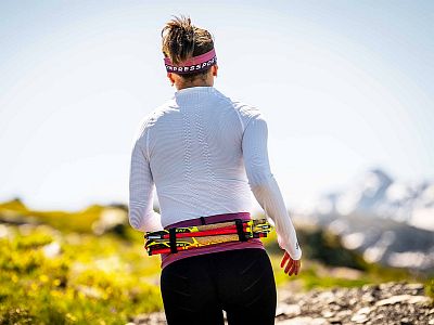 Compressport Free Belt Pro deco rose zadní pohled na postavě