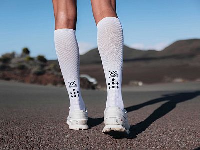 Compressport Full Socks Oxygen white běžecké podkolenky s kompresí