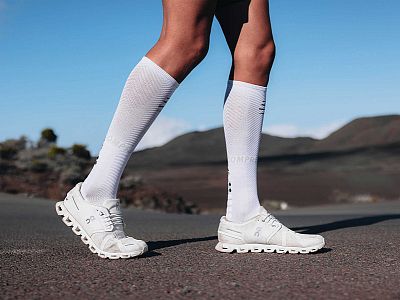 Compressport Full Socks Oxygen white běžecké podkolenky