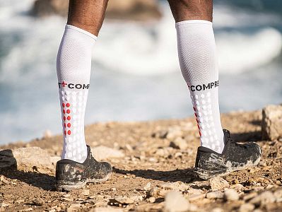 Compressport Full Socks Run white unisex běžecké bílé podkolenky