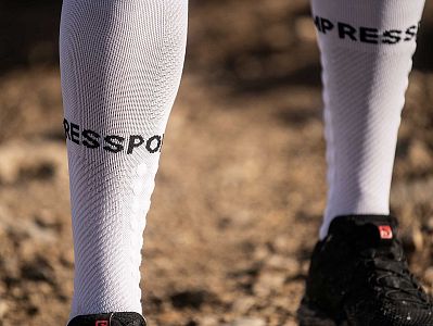 Compressport Full Socks Run white unisex běžecké kompresní podkolenky