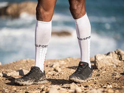Compressport Full Socks Run white unisex běžecké podkolenky