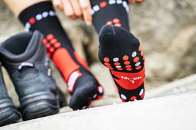 Compressport Hiking Socks black/red/white trekové ponožky