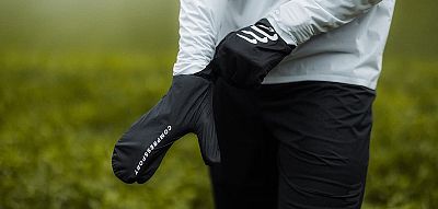 Compressport Hurricane Waterproof Mittens black běžecké nepromokavé rukavice ultralehké