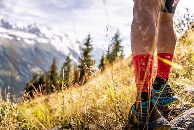 Compressport Mid Compression Socks black/red trailové ponožky