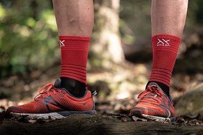 Compressport Mid Compression Socks black/red unisex kompresní podkolenky