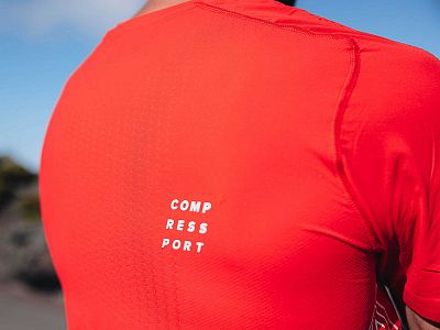 Compressport Performance SS T-Shirt M high risk red/white pánské sportovní tričko