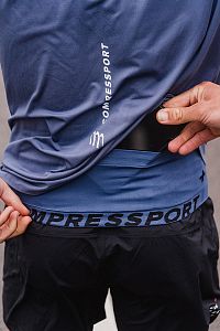 Compressport Performance SS TShirt M indigo pánské běžecké tričko detail freebelt