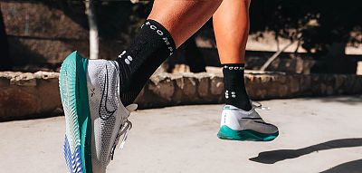 Compressport Pro Marathon Socks V2.0 black/white unisex běžecké ponožky na silniční běhy maraton