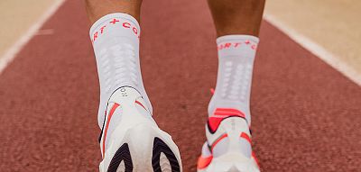 Compressport Pro Marathon Socks V2.0 fluo red/white běžecké ponožky vhodné na silniční běhy a maratony