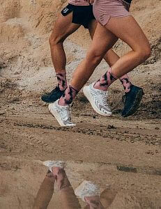 Compressport Pro Racing Socks V4.0 Run High - Eat My Dust! Zephyr Tie Dye běžecké stylové ponožky
