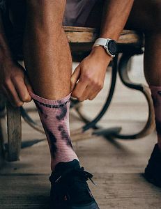 Compressport Pro Racing Socks V4.0 Run High - Eat My Dust! Zephyr Tie Dye běžecké stylové ponožky
