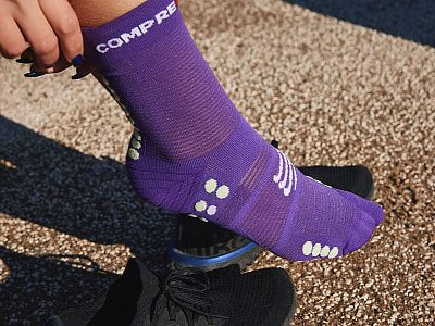 Compressport Pro Racing Socks V4.0 Run High purple/paradise green běžecké ponožky