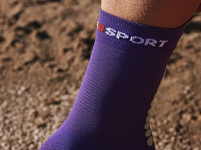 Compressport Pro Racing Socks V4.0 Run High purple/paradise green ponožky na běhání