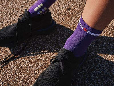 Compressport Pro Racing Socks V4.0 Run High purple/paradise green vyšší běžecké ponožky