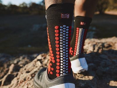 Compressport Pro Racing Socks V4.0 Trail black / red běžecké trailové ponožky