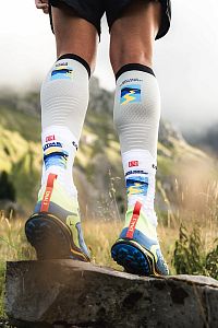 Compressport Pro Racing Socks V4.0 Trail - UTMB 2025 white/ice flow běžecké trailové ponožky kolekce UTMB