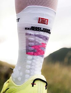 Compressport Pro Racing Socks V4.0 Trail - UTMB 2025 white/roseate běžecké trailové ponožky kolekce UTMB detail