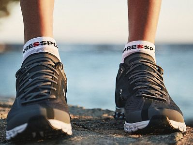 Compressport Pro Racing Socks V4.0 Ultralight Run Low white/alloy běžecké ultralehké ponožky