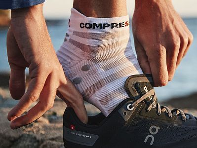 Compressport Pro Racing Socks V4.0 Ultralight Run Low white/alloy běžecké ultralehké ponožky