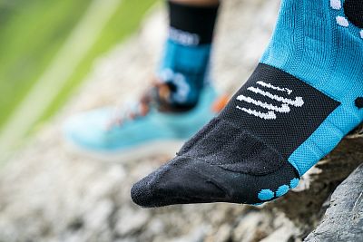 Compressport Pro Racing Socks Winter Trail mosaic blue/black detail špička