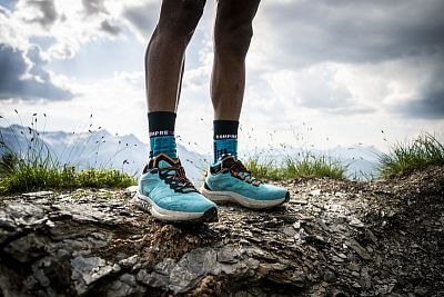 Compressport Pro Racing Socks Winter Trail mosaic blue/black ponožky na zimní běhání
