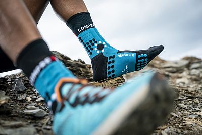 Compressport Pro Racing Socks Winter Trail mosaic blue/black trail running ponožky winter