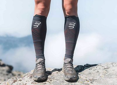 Compressport R2 Oxygen - trail capsule - iron gate/rust/white kompresní běžecké návleky