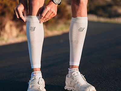 Compressport R2 Oxygen white/nebel grey běžecké návleky