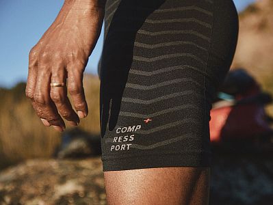 Compressport Seamless Boxer M black/grey boční pohled