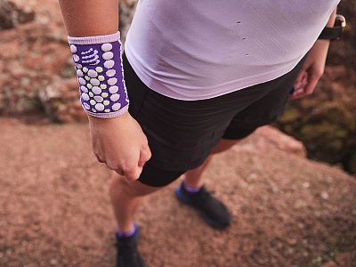 Compressport Sweatbands 3D.Dots V2 purple/orchid potítka na sport